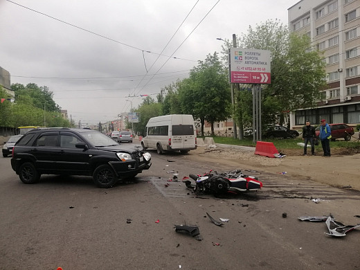 В Иванове байкер врезался во внедорожник