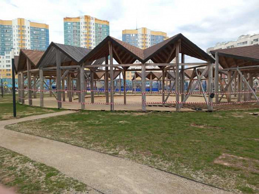  В Московском микрорайоне начали ремонтировать перголу 
