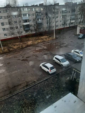 Жители дома на ул. Новосельской не могут пройти к подъезду