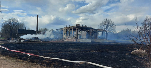 В деревне Данильцево сгорели два дома и две хозпостройки