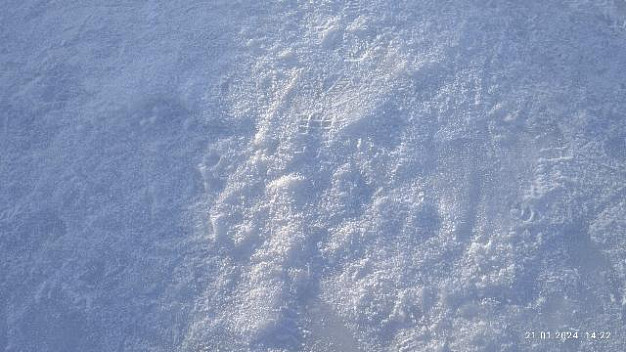 Жители ЖБК недовольны льдом на детской площадке