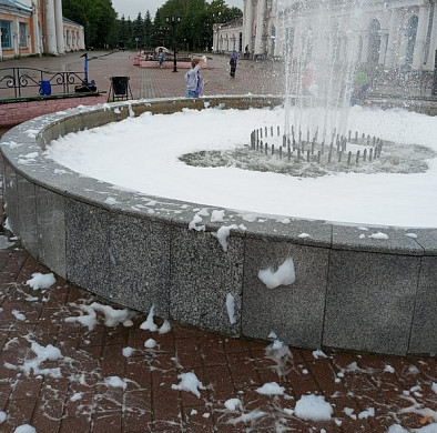  В Шуе борцы за чистоту напустили мыла в фонтан в центре города 