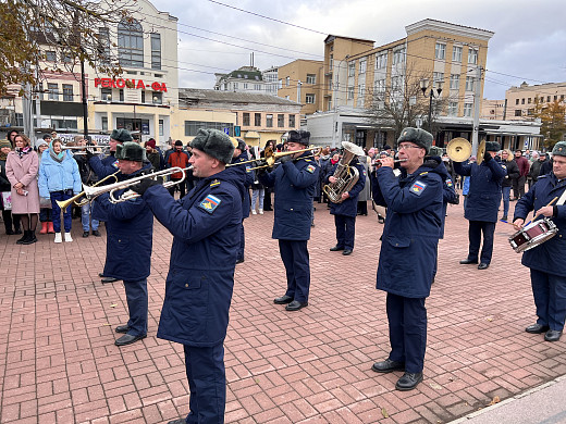 В Иванове развернули 37-метровый флаг России