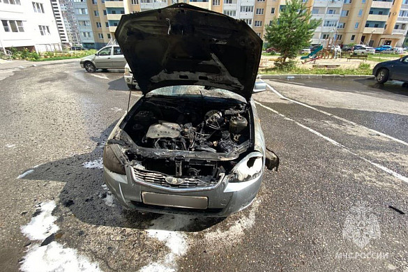 В Иванове пожарные потушили машину и чердак