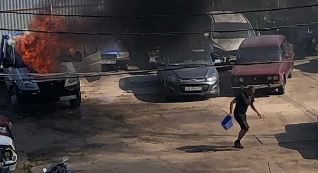 В Кохме на автопарковке загорелся эвакуатор
