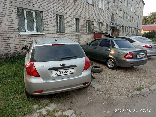 В Приволжске машины можно ставить прямо на газонах