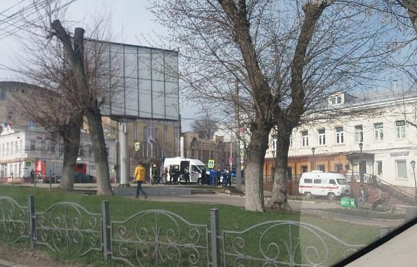 В Иванове машина «скорой», пробив ограждение, вылетела на тротуар