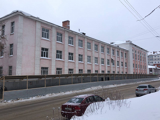 У здания ивановского Политеха, где погибла студентка, установили новый строительный забор