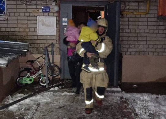  В Заволжске пожарные на руках выносили детей из задымленного подъезда 