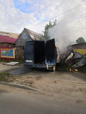  В Ивановской области «ГАЗель» врезалась в забор жилого дома и загорелась 