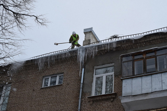  Снег и сосульки с крыш необходимо убирать незамедлительно 
