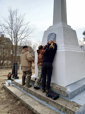  В деревни Селищи совместными усилиями отремонтировали мемориал 