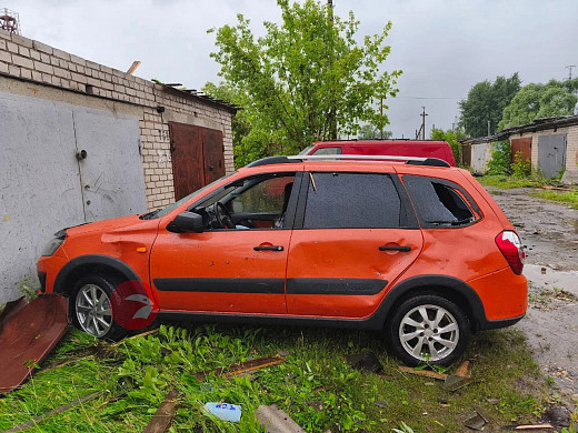 Во время смерча в Иванове у пары пострадал новый автомобиль