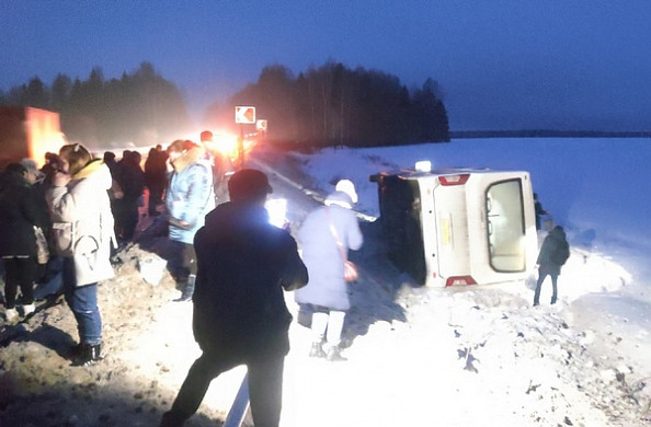  В Ивановском районе автобус с рабочими вылетел в кювет 