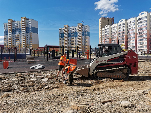 В Московском микрорайоне приступили к замене террасной доски 