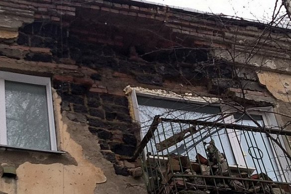 В Ивановской области на голову ребенка упала часть балкона и куски фасада дома