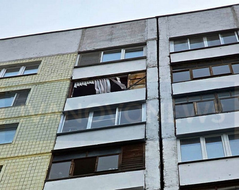 В Иванове на иномарку упало балконное остекление