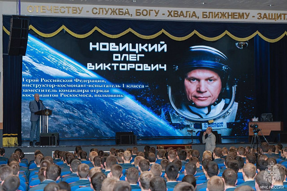 Космонавт подарил ивановской академии МЧС землю нашего города, побывавшую в космосе