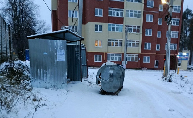 В Кохме мусорные контейнеры регулярно перегораживают дорогу 