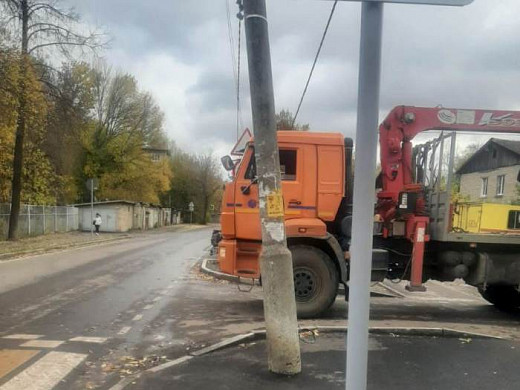  Около ивановской школы убрали опасный столб 