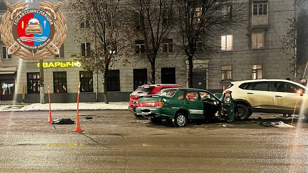 Ивановским спасателям пришлось распиливать «ВАЗ», чтобы вытащить водителя