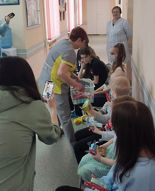  В Иванове пациентов детского онкологического отделения навестил Чебурашка 