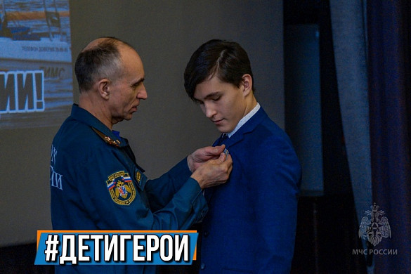 В Иванове наградили школьника, спасшего двух тонущих парней 