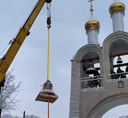 В Пучеже на звонницу подняли колокол весом в тонну