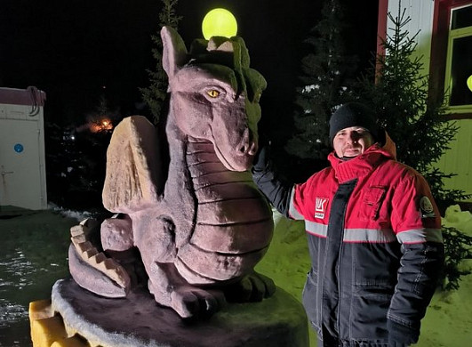 Электромонтер из Кинешмы создает снежные фигуры за Полярным кругом
