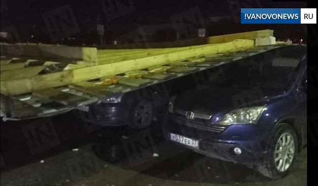 В Ивановской области сорванная ветром крыша здания упала на автомобили на автостоянке ВИДЕО