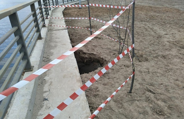В новой юрьевецкой дамбе уже появились промоины