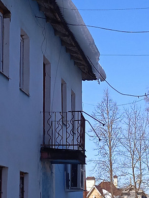 В Кохме нависающая над пешеходной зоной наледь угрожает жизни и здоровью горожан