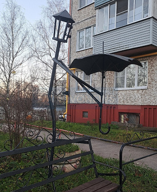  В ивановском дворе два пенсионера создали арт-пространство из хлама 