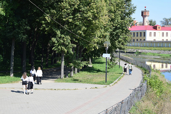 На набережной Уводи восстановлена брусчатка на тротуаре после провала