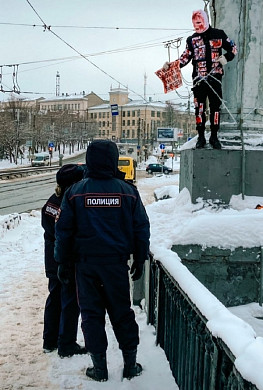 В Иванове полиция сняла с моста человека с «окровавленным» плакатом 