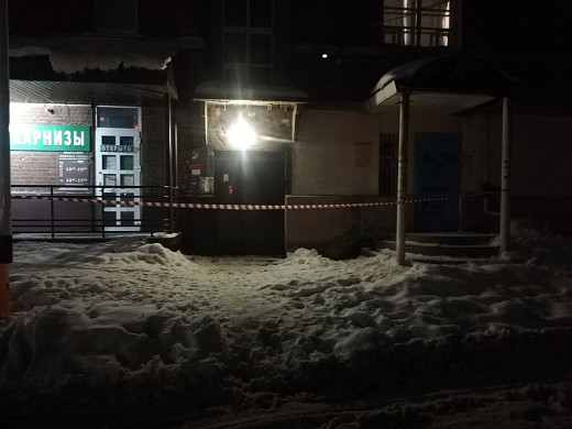 Обезопасив себя, управляющая компания перекрыла вход в подъезд 