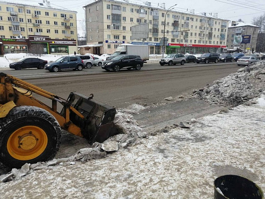  В Иванове продолжают расчищать от снега остановки общественного транспорта 