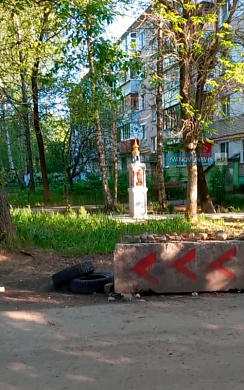 В Иванове во дворе дома установили объект, похожий на часовню