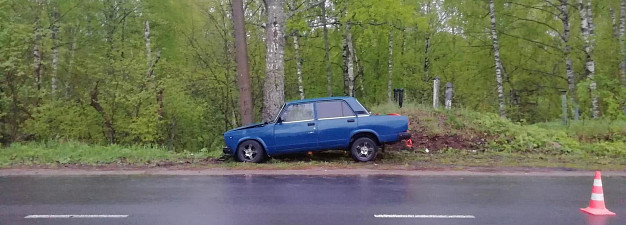 В Ивановской области машина с молодыми людьми врезалась в столб