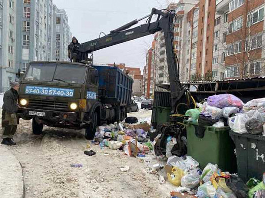  В Иванове вывозить отходы с переполненной контейнерной площадки пришлось управляющей компании 