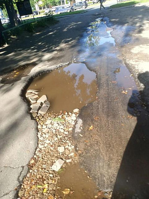 Невидимые после дождя опасности поджидают жителей на ул. Куконковых
