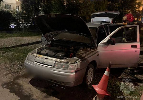 В Иванове огнеборцы спасли горящую машину
