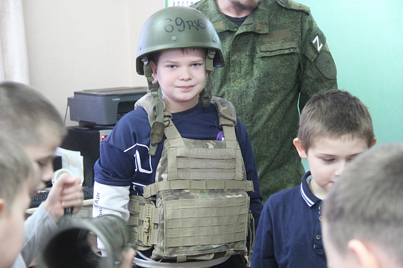 Военнослужащий приехал лично передать ответ на письмо родниковской школьницы