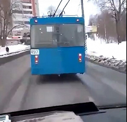 В Иванове сняли на видео погоню маршрутки за троллейбусом