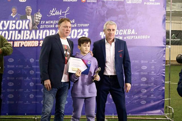 Главный тренер «Текстильщика» Игорь Колыванов наградил победителей традиционного кубка, названного в его честь
