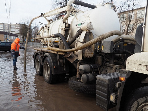  В Иванове дождевую воду откачивают тремя автоцистернами 