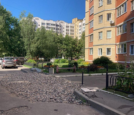 В Иванове жители многоэтажки через суд добиваются асфальтирования 10 метров