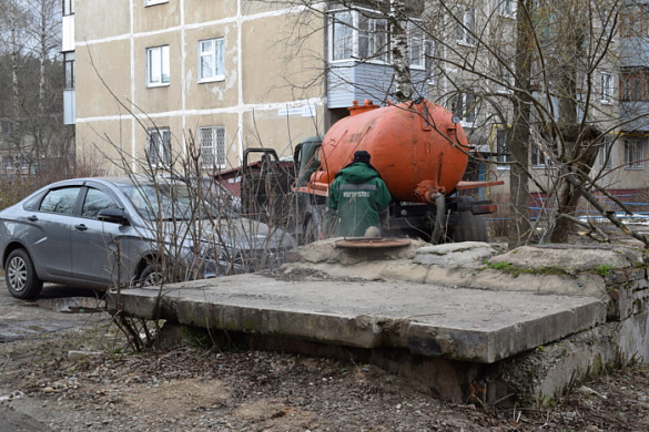 В Иванове откачивают талые воды из тепловых камер