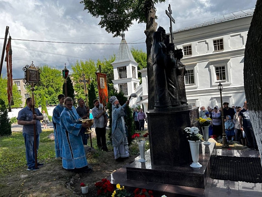 В Иванове освятили памятник Царственным страстотерпцам