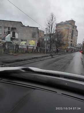 Из-за ремонта дороги в Иванове в школу и детский сад приходится идти по раскуроченным тротуарам